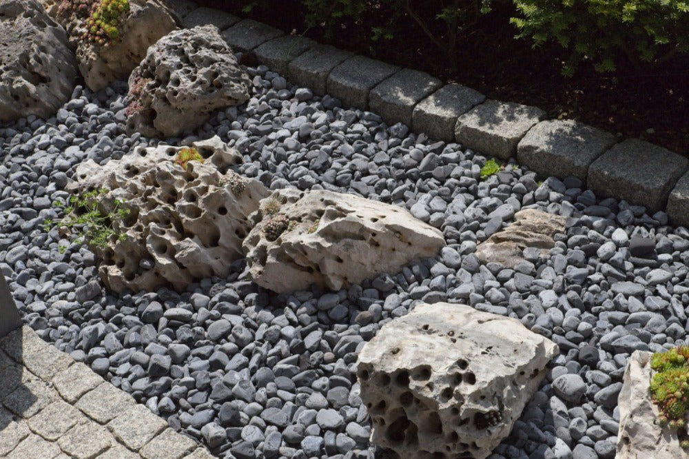 Dlaczego ciemne kamienie są świetnym wyborem do oczka wodnego?