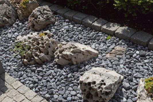 Dlaczego ciemne kamienie są świetnym wyborem do oczka wodnego?